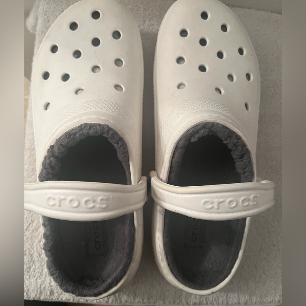 M10/W/12 CROCS Women's White Fuzzy Lined Moccasins - Picture 2 of 5